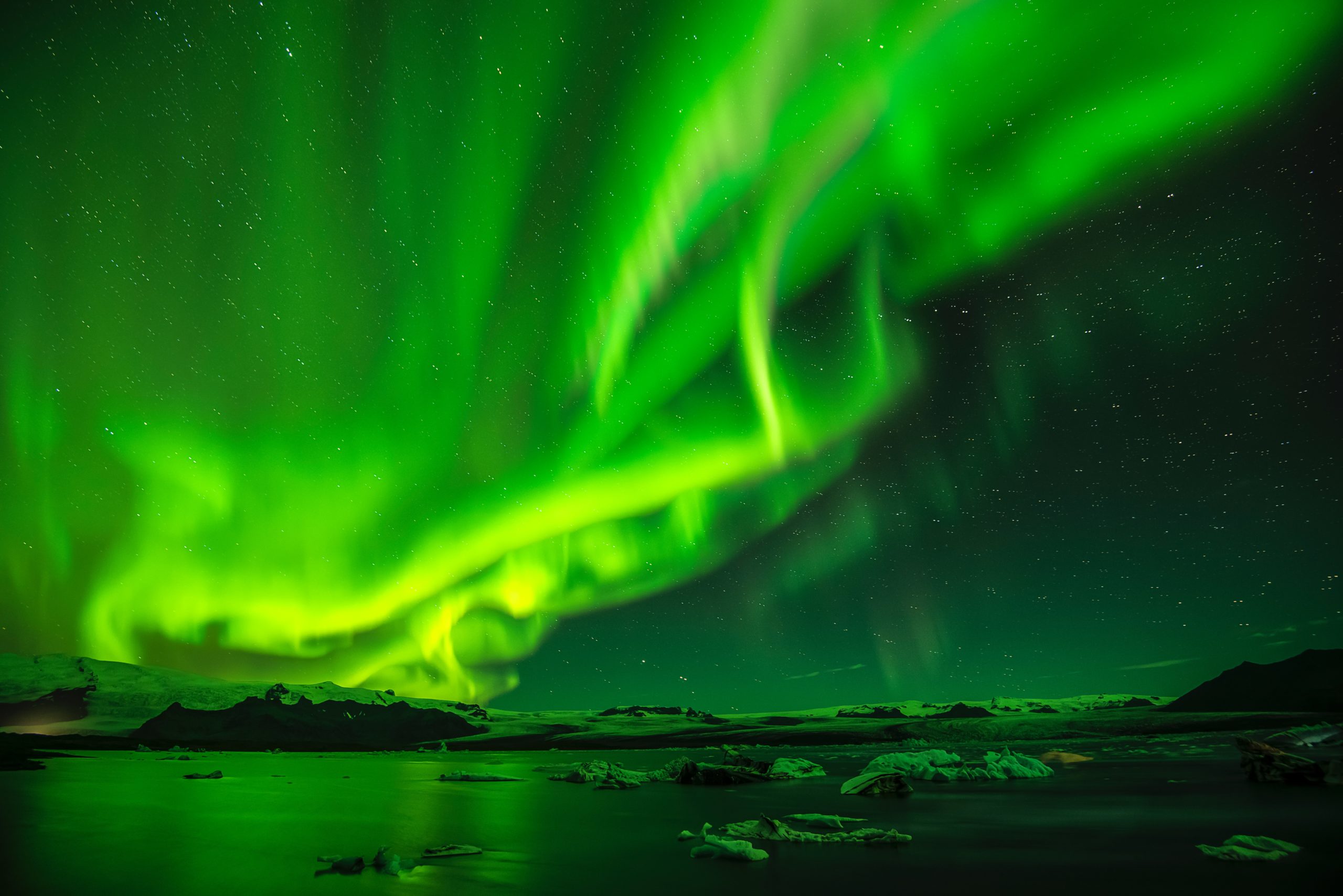 how to hunt northern lights in iceland